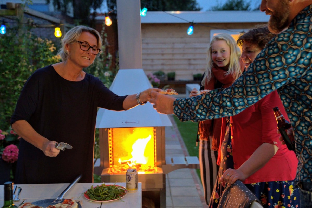 De Pejs als tuinhaard na het pizza bakken